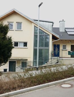 Saniertes Dreifamilienhaus mit zwei Garagen und großem Garten in guter Lage von Grenzach-Wyhlen - Grenzach-Wyhlen