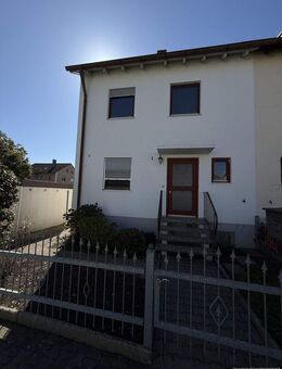 Tolle Lage, toller Preis ! DHH für die junge Familie mit viel Platz innen wie außen in Höchstadt - Höchstadt (Aisch)