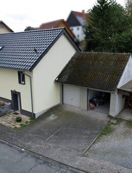 Zweifamilienhaus mit großem Grundstück in Lichtenau-Holtheim - Lichtenau (Nordrhein-Westfalen)