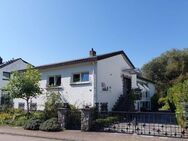Freistehendes Komforthaus mit ausgebautem Untergeschoss, Gartenanlage mit Fischteich, sowie 3 Garagen, idyllisch gelegen, in St. Ingbert Reichenbrunn - Sankt Ingbert