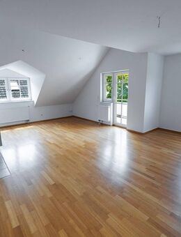 Aubing: Helle, moderne 2,5-Zimmer-Wohnung, Galerie, EBK und West-Balkon - Jetzt einziehen! - München