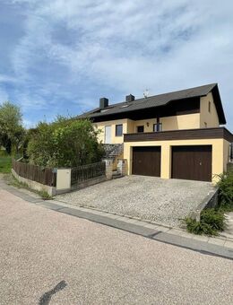 Freistehendes Zweifamilienwohnhaus am Berg mit pflegeleichtem Garten und Doppelgarage in exponierter Lage mit Blick nach Kelheim - Ihrlerstein