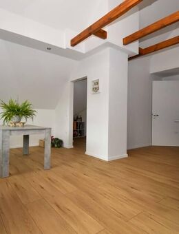 Charmante, großzügige Dachgeschosswohnung mit Loggia und Einbauküche in Friesoythe - Friesoythe