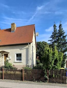 Gemütliches Einfamilienhaus mit schönem Garten, Terrasse und Garage in Leuna. - Leuna