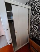 Verkaufe weißen Schrank mit 2 Schiebtüren platzsparend in 12309