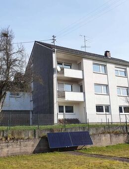 Ruhig und doch in Zentrumsnähe gelegene DHH mit 2 Garagen - Queidersbach