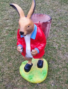 Dekofigur Hase mit Kiepe auf dem Rücken in Rot Ostern Osterhase Gartendeko - Hergisdorf