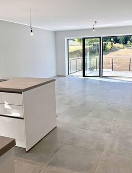 Hochwertige, moderne 3ZKB-Wohnung, Balkon, Einbauküche und Tiefgaragenstellplatz in Tawern, frei ab 15.12.2025, ideal für LUX-Pendler - Tawern