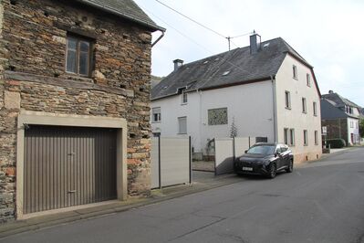 Einfamilienhaus mit Scheune, Garage und Stellplätzen in Wintrich