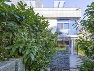ENGEL & VÖLKERS - Moderne Doppelhaushälfte - in ruhiger Lage mit Blick ins Grüne (Biotop) - München