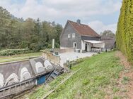 Vermietung und Selbstnutzung: Mehrfamilienhaus mit 7 Einheiten, Kfz-Stellplätzen und Garagen - Wuppertal