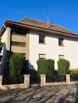 Freistehendes Zweifamilienhaus mit Garage und angrenzendem Baugrundstück - Schmelz