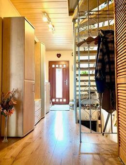 Attraktives 4 bis 5-Zimmer-Reiheneckhaus in Zerzabelshof mit Carport, großem Garten, zwei Balkonen und Keller - Nürnberg
