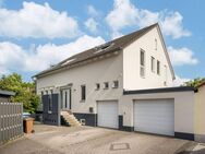 Exklusives Wohnen! Traumhaus mit großem Garten, PV-Anlage, großer Doppelgarage und Homeofficeplatz! - Münzenberg