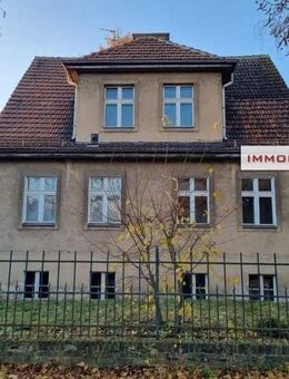 IMMOBERLIN.de - Ausbaufähiges Ein-/Zweifamilienhaus auf großem Westgrundstück mit Neubaupotential - Berlin