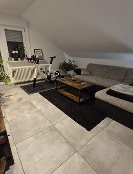 **VISTA Immobilien** Gemütliche Dachgeschoss-Wohnung mit modernem Wannenbad und Balkon - Dieburg