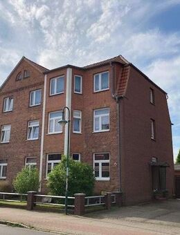 Unterkellerte Dreifamilienhaushälfte mit schönem Garten, 3 Garagen und 2 Stellplätzen in Hagenow - Hagenow