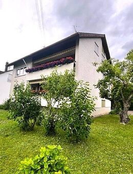 Gepflegtes Mehrfamilienhaus mit drei Wohnungen, einer Doppelgarage und Gartenanlage in Freiburg Hochdorf - Freiburg (Breisgau)