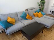 Großes Sofa mit Hocker, sehr guter Zustand, schwarz/weißer Stoff - Berlin