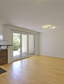 Moderne 3,5-Zimmer-Wohnung mit Terrasse und großem Garten - Ludwigsburg