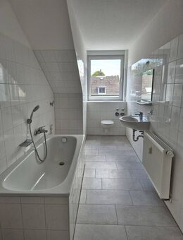 Gemütliche Dachgeschosswohnung in zentraler Lage von Stammheim - Köln
