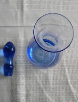 10 Gläser und 1 Glasflasche mit Stopfen,Buntglas,Klar,Blau,Flasche mit Verzierungen,geschliffen,Alt - Linnich
