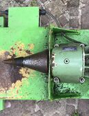 Einen Holzspalter Tisch mit Gebrauchsspuren u. verschiedene Teile in 76316