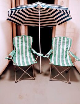 2 Campingstühle und Sonnenschirm & 2 Balkon/ Terrassen Stühle - Ahrensburg