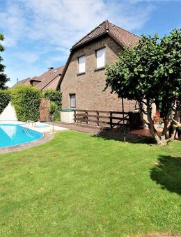Freistehendes Einfamilienhaus mit Doppelgarage und Swimmingpool - Kranenburg (Nordrhein-Westfalen)