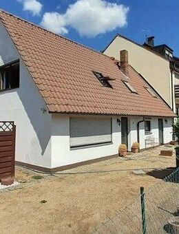 Vielseitiges Investitionsobjekt: Zwei Doppelhaushälften mit Entwicklungspotenzial! - Nürnberg