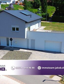 Neuwertiges Einfamilienhaus in grüner Ortsrandlage mit Garten, Dach-Terrasse und Garage - Bann