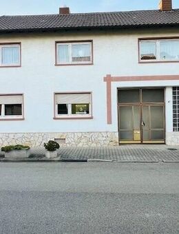 Zweifamilienhaus in bevorzugter Lage (Feldrandlage) - Oberhausen-Rheinhausen