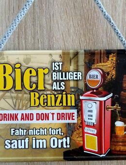 Lustiges Hängeschild Bier ist billiger als Benzin - München