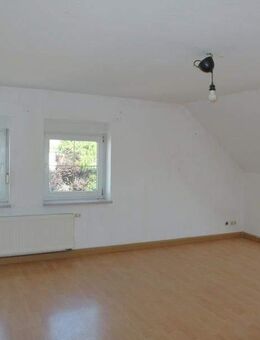 Preiswerte und gemütliche 3-Zimmer-Dachwohnung mit Laminat und Bad mit Dusche - Roßwein