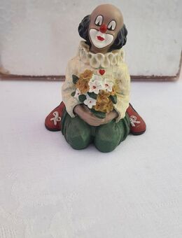 Knieender Gilde-Clown mit Blumenstrauß - Witten