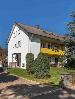 Ein Haus - viele Möglichkeiten: Doppelhaushälfte mit drei Wohneinheiten - Gottmadingen