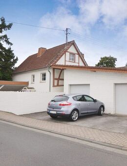 *Niederkassel-Rheidt: Charmantes Einfamilienhaus mit gemütlicher Hofanlage und großer Doppelgarage* - Niederkassel