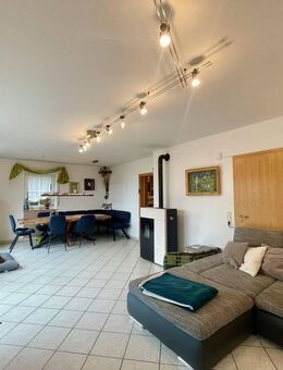 Familienhaus mit Einliegerwohnung, großem Garten und herrlichem Ausblick - Velburg