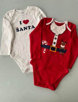 Multipack 2er Weihnachts Baby Body Bio-Baumwolle Weihnachts-Baby-Bodies in unterschiedlichen Designs aus weichem Jersey. Paspelierte Abschlüsse und Schrittpartien mit Druckknopfleisten Gr. 104, 100% Baumwolle, neu mit Etikett - Albstadt