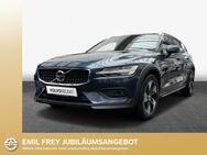Volvo V60, Cross Country B4 D AWD Pro, Jahr 2021 - München
