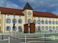 Familienfreundliche 3 Zi-Whg. mit Balkon vis-à-vis vom Rathaus - Geretsried