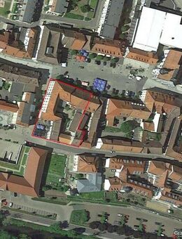 Direkt am Marktplatz 366 EUR / m² Grundstück 2.076 m² Nutzfläche ca. 3.048 m² VB Alleinauftrag - Hildburghausen