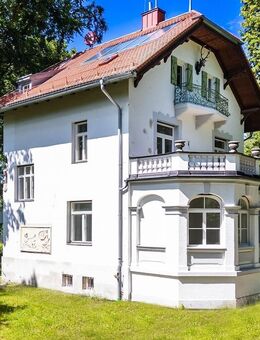 Starnberg - Söcking. Weitläufiges Parkgrundstück mit historischem Jagdschlösschen samt Gästehaus. - Starnberg