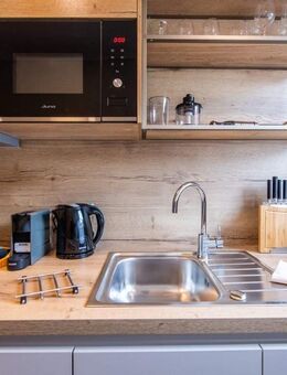 Modern möblierte 2-Zimmer-Business Wohnung mit Balkon und separater Küche - München