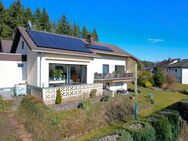 Wunderschön gelegener Bungalow mit Einliegerwohnung, Terrasse, Balkon, Garten, Garage, PV-Anlage und einmaligem Ausblick in Jünkerath - Jünkerath