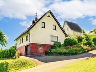 Gepflegtes Ein- bzw. Zweifamilienwohnhaus im Landhausstil mit großzügigem Gartengrundstück - Roth (Landkreis Altenkirchen (Westerwald))