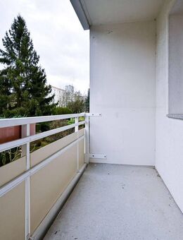 Sanierte 3-Raum-Wohnung mit neuem Bad, Wanne, Balkon, Wohnküche und Deckenspots in Chemnitz- Kappel - Chemnitz