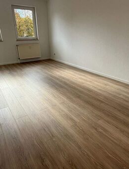 TOP Whg. im 2. OG - Süd-Balkon - NEUES Laminat - Lift + TG-Stellplatz - Chemnitz