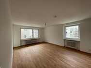 Frisch renovierte 3-Zimmer-Wohnung mit Einbauküche, Balkon und neuem Bad in München-Freimann - München