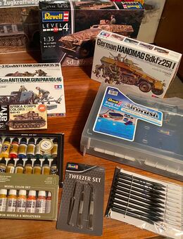 Konvolut Modellbausatz inkl. Farben, Pinsel und Airbrush-Set - Bochum